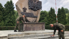 żołnierze Wojsk Obrony Terytorialnej Czyszczą Pomnik Powstańców Warszawskich W Kielcach