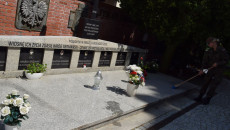 żołnierze Wojsk Obrony Terytorialnej Czyszczą Pomnik Powstańców Warszawskich W Pielaszowie