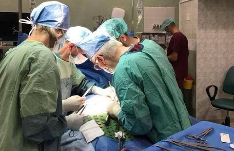 Lekarze na sali operacyjnej podczas wykonywania przeszczepu nerek