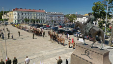 Uroczystości przed pomnikiem Józefa Piłsudskiego na Placu Wolności - widok z drona