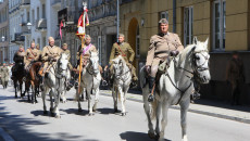 Ułani przemierzają konno ulice Kielc