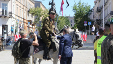 Szef Urzędu do Spraw Kombatantów i Osób Represjonowanych Jan Józef Kasprzyk wręcza odznaczenia uczestnikom marszu