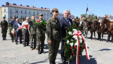 Marszałek Andrzej Bętkowski oraz zaproszeni goście w oczekiwaniu na złożenie wieńców przed pomnikiem Józefa Piłsudskiego