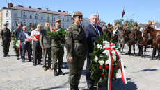 Marszałek Andrzej Bętkowski oraz zaproszeni goście w oczekiwaniu na złożenie wieńców przed pomnikiem Józefa Piłsudskiego