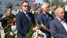 Janusz Koza, radny Sejmiku Województwa składa wieniec przed pomnikiem Józefa Piłsudskiego