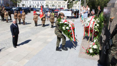 Marszałek Andrzej Bętkowski składa wieniec przed pomnikiem Józefa Piłsudskiego