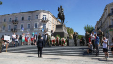 Marszałek Andrzej Bętkowski oddaje hołd przed pomnikiem Józefa Piłsudskiego