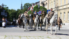 Strzelcy Marszu Szlakiem Pierwszej Kompanii Kadrowej wkraczają konno na Plac Wolności w Kielcach