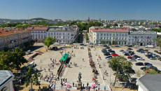 Zdjęcie z drona głównych uroczystości na Placu Wolności wkroczenia kadrówki do Kielc