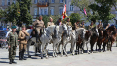 Strzelcy na koniach podczas uroczystości wkroczenia kadrówki do Kielc