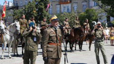 Komendant marszu Dionizy Krawczyński wita kadrówkę w Kielcach