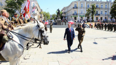 Przemarsz komendanta marszu Dionizego Krawczyńskiego i szefa Urzędu do Spraw Kombatantów i Osób Represjonowanych Jana Józefa Kasprzyka