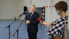 Marszałek Andrzej Bętkowski przemawia podczas otwarcia hali sportowej w Chmielniku
