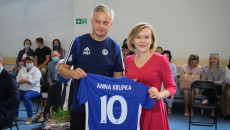 Wiceminister sportu Anna Krupka otrzymała koszulkę drużyny Football Academy