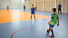Zespół Football Academy rozgrywa mecz na nowo otwartej hali w Chmielniku