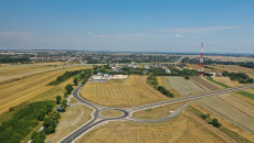 Widok z drona ronda łączącego drogę wojewódzką 768 z obwodnicą Jędrzejowa