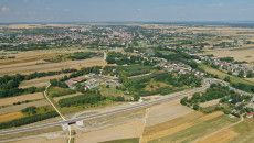 Widok z drona na obwodnicę Jędrzejowa oraz miasto Jędrzejów