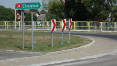 Rondo na drodze krajowej 87 z oznaczeniem zjazdu na Chmielnik