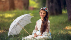 Dziewczynka Siedząca Na Trawie Z Parasolką , Zdjęcie Maja Kupidura