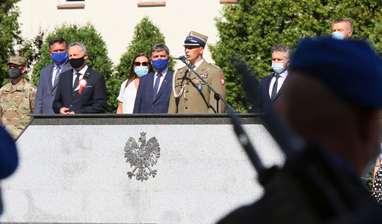 Obchody Święta Wojska Polskiego w Kielcach, widok ogólny na trybunę z zaproszonymi gośćmi