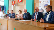 Wiceminister sportu Anna Krupka, członek Zarządu Województwa Marek Jońca oraz przedstawiciele Staszowa i Rakowa przed podpisaniem umów na dofinansowanie inwestycji z PROW