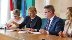 Przedstawiciele gminy Staszów podpisują umowę na dofinansowanie gospodarki wodno-ściekowej z PROW