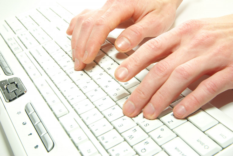dłonie na klawiaturze komputera
