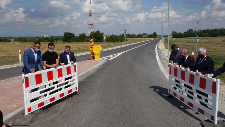 Władze regionu, powiatu jędrzejowskiego oraz miasta oficjalnie otworzyli obwodnicę Jędrzejowa