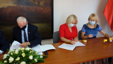 Podpisanie Umowy Przez Burmistrz Zawichostu