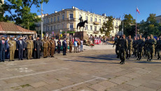 żólnierze Defilują Na Placu Wolności W Kielcach