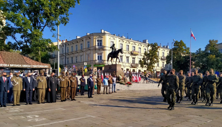 żólnierze Defilują Na Placu Wolności W Kielcach, Zdjęcie Ogólne