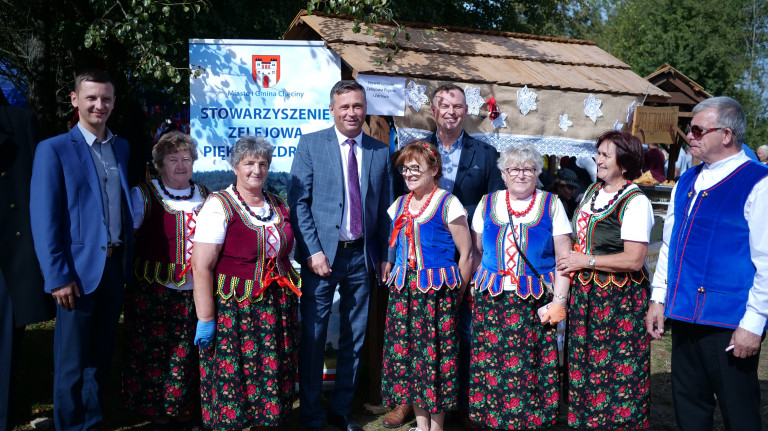 Członek Zarządu Województwa Z Paniami Z Koła Gospodyń Wiejskich