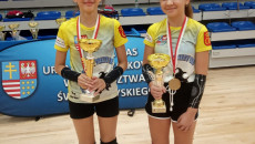 Dwie dziewczynki nagrodzone medalami
