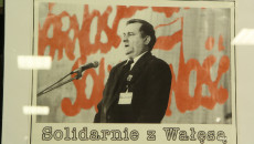 Plakat Z Lat Osiemdziesiątych 20. Wieku Opatrzony Napisem Solidarnie Z Wałęsą.