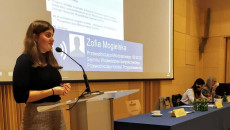 Przemawia Z Mównicy Zofia Mogielska, Przewodnicząca Młodzieżowego Sejmiku