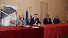 Renata Janik I Marcin Różycki Podpisują Umowę Siedząc Przy Stole