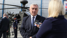Marszałek Województwa Świętokrzyskiego Andrzej Bętkowski udziela wywiadu mediom lokalnym.