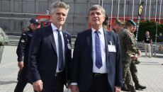 Senator RP Krzysztof Słoń i Przewodniczący sejmiku Województwa Świętokrzyskiego Andrzej Pruś zwiedzają wystawę
