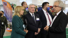 Marszałek Województwa Świętokrzyskiego Andrzej Bętkowski zwiedza wystawę