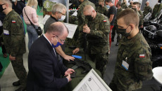 Wicemarszałek Marek Bogusławski ogląda broń palną
