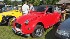 Dwa samochody Citroen 2CV stoją obok siebie