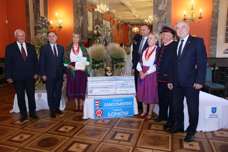 Artyści Z Łoniowa Oraz Marszałek Andrzej Bętkowski, Członek Zarządu Marek Jońca, Poseł Marek Kwitek, Starosta Sandomierski