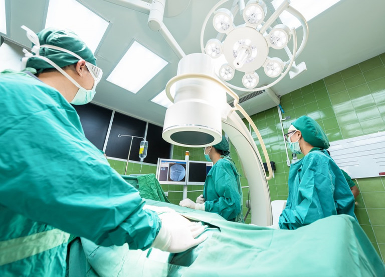 Lekarze na sali operacyjnej podczas operowania pacjenta
