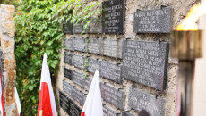 Mur Z Tabliczkami Z Nazwiskami Polaków Poległych Na Syberii