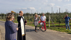 Poświęcenie przez księdza otwartej ścieżki Rowerowej W Gminie Koprzywnica 3