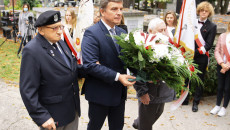Wiązankę Kwiatów Składa Przewodniczący Sejmiku Województwa Andrzej Pruś