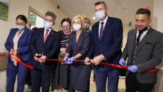 Przecięcie wstęgi podczas otwarcia osrodka dla chorych na Alzheimera w Kielcach