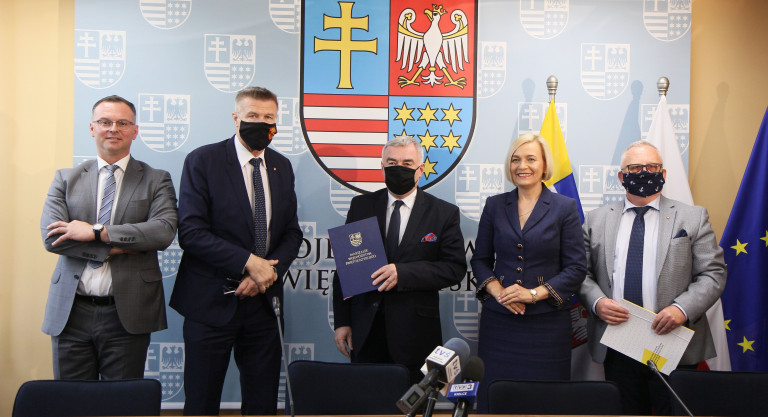 Marszałek Andrzej Bętkowski i wicemarszałek Renata Janik przekazują umowę na dofinansowanie działań "antycovidowych" dla samorządów