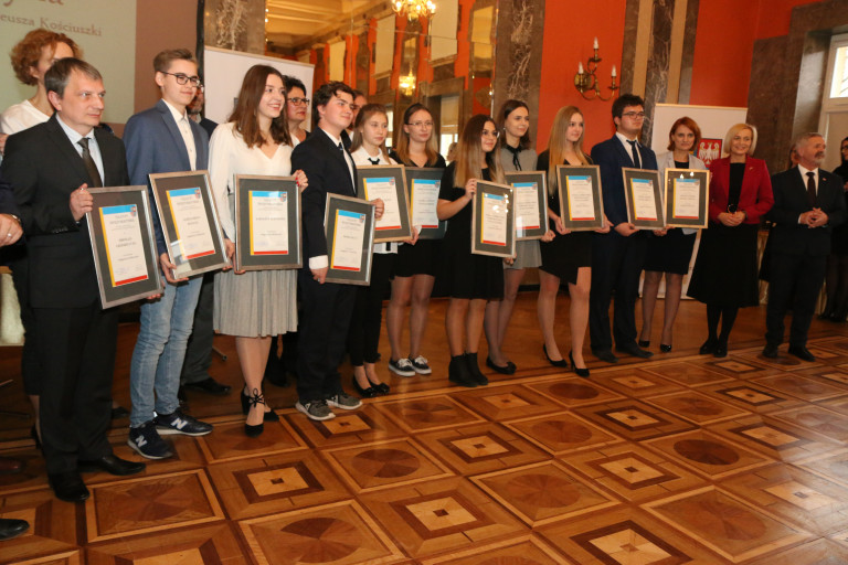 Laureaci wcześniejszej edycji Nagrody Talenty Świętokrzyskie podczas uroczystej gali