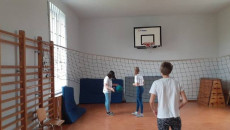 Młodzież Grająca W Piłkę W Sali Gimnastycznej